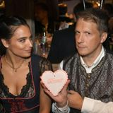 Ende August verkündeten die Pochers – nach wochenlangen Gerüchten – das Ende ihrer Beziehung. Im gemeinsamen Podcast sagte Amira: "Wir dachten uns, dass wir das hier, auf diesem Wege, wahrscheinlich am besten sagen können: Wir sind getrennt"und ergänzt: "Hoffentlich kriegen wir das hin und werden weiterhin ein Team sein."