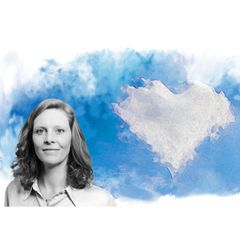 Kolumnistin Franziska Wallner vor der Illustration eines Himmels mit einer herzförmigen Wolke