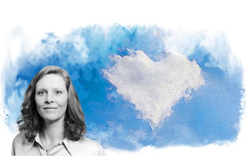 Kolumnistin Franziska Wallner vor der Illustration eines Himmels mit einer herzförmigen Wolke