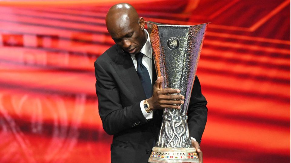 Der ehemalige kamerunische Fußballspieler Stéphane Mbia bei der Europa-League-Auslosung in Monaco