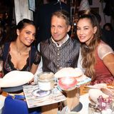 Im Herbst 2022 feierte das Paar gemeinsam mit Olivers Ex-Frau Alessandra Meyer-Wölden auf dem Oktoberfest in München. Amira soll mit ihr anfangs ihre Probleme gehabt haben, heute zählt die 40-Jährige zu ihren wichtigsten Vertrauten.