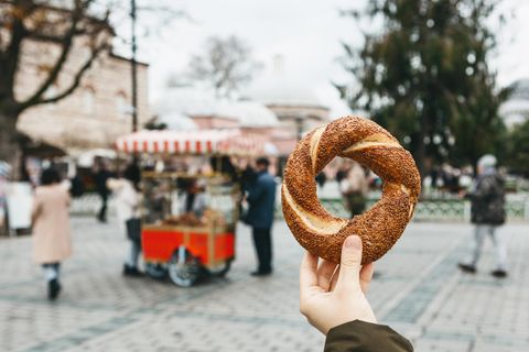 Hand hält einen Simit
