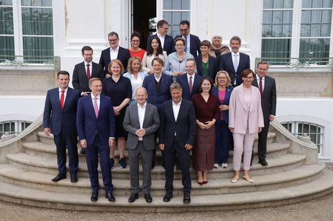 Gruppenfoto des Bundeskabinetts auf den Stufen von Schloss Meseberg
