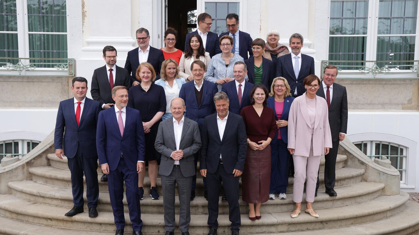 Gruppenfoto des Bundeskabinetts auf den Stufen von Schloss Meseberg Gruppenfoto des Bundeskabinetts auf den Stufen von Schloss Meseberg