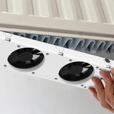 20 Prozent mehr Heizleistung verspricht das niederländische Unternehmen Speedcomfort – und das mit einem sehr einfachen Produkt. Es handelt sich dabei um einen intelligenten Heizkörperventilator, der mittels Magnet an nahezu jeden Radiator angebracht werden kann. Die Funktionsweise ist schnell erklärt: Die Ventilatoren ziehen kalte Luft vom Boden an und pusten sie durch den Radiator. Dadurch entsteht ein Luftaustausch, der den Raum schneller auf Temperatur bringt. Der Lärmpegel liegt dabei trotz der kleinen Lüfter bei unter 20 Dezibel, ist also nicht störend. Preislich liegt ein Ventilator, der aus drei Lüftern besteht, bei 60 Euro. Es sind Sets mit bis zu drei Geräten erhältlich.