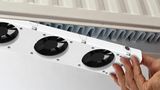 20 Prozent mehr Heizleistung verspricht das niederländische Unternehmen Speedcomfort – und das mit einem sehr einfachen Produkt. Es handelt sich dabei um einen intelligenten Heizkörperventilator, der mittels Magnet an nahezu jeden Radiator angebracht werden kann. Die Funktionsweise ist schnell erklärt: Die Ventilatoren ziehen kalte Luft vom Boden an und pusten sie durch den Radiator. Dadurch entsteht ein Luftaustausch, der den Raum schneller auf Temperatur bringt. Der Lärmpegel liegt dabei trotz der kleinen Lüfter bei unter 20 Dezibel, ist also nicht störend. Preislich liegt ein Ventilator, der aus drei Lüftern besteht, bei 60 Euro. Es sind Sets mit bis zu drei Geräten erhältlich.