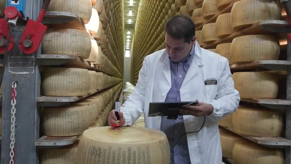 Video: Italiener wollen gefälschtem Parmesan zu "Laibe" rücken Video: Italiener wollen gefälschtem Parmesan zu "Laibe" rücken