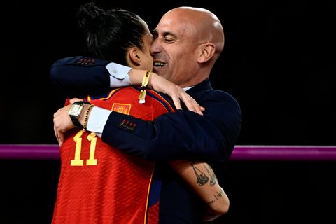 Der Präsident des Spanischen Fußballverbandes, Luis Rubiales, küsst Jenni Hermoso