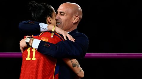 Der Präsident des Spanischen Fußballverbandes, Luis Rubiales, küsst Jenni Hermoso