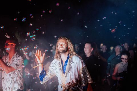 "Natural High"-Veranstalter Gideon Bellin tanzt vor der Bühne