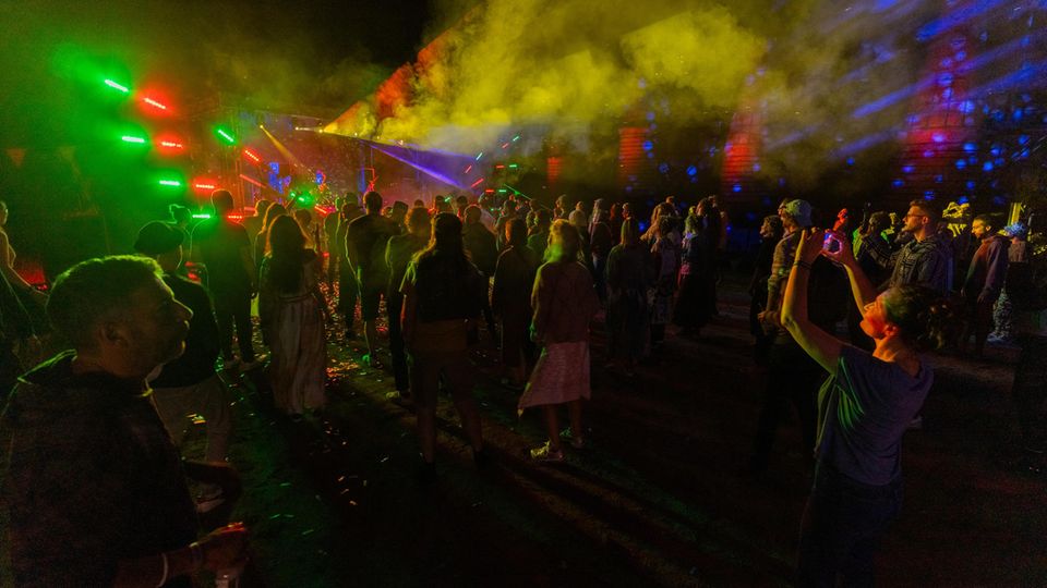 Natural High Festival Main Stage Menschen tanzen vor einer beleuchteten Bühne