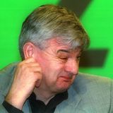 Joschka Fischer, Grüne: Im Jahr 2001 bekannte sich der damalige Außenminister im Frankfurter OPEC-Prozess zu seiner linksradikalen Vergangenheit in den frühen 70er Jahren. Er gab Gewalttaten gegen Polizisten zu. Als junge Männer seien er und seine Mitstreiter auch von Gewalt fasziniert gewesen, sagte Fischer in der Verhandlung. Erst in einem langsamen Prozess habe er die verfassungsmäßige Ordnung der Bundesrepublik akzeptiert. Fischer hatte im Prozess um den Terroranschlag auf die OPEC-Konferenz in Wien 1975 als Zeuge ausgesagt. Er war als junger Mann Mitglied der militanten Gruppe "Revolutionärer Kampf". Erst nach massiver Kritik der Opposition und Polizei-Vertretern entschuldigte er sich 2001 für seine lange zurückliegenden Gewalttaten. Aus der Opposition wurden Rücktrittsforderungen laut. Fischer zog sich nach der Bundestagswahl 2005 und einer schwarz-roten Koalition aus der Politik zurück. Das Bild zeigt ihn 2001 auf der Bundesdelegiertenkonferenz von Bündnis 90/Die Grünen in Rostock