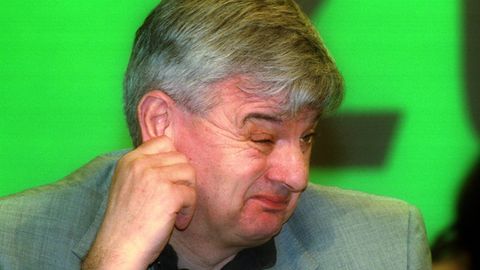 Joschka Fischer, Grüne: Im Jahr 2001 bekannte sich der damalige Außenminister im Frankfurter OPEC-Prozess zu seiner linksradikalen Vergangenheit in den frühen 70er Jahren. Er gab Gewalttaten gegen Polizisten zu. Als junge Männer seien er und seine Mitstreiter auch von Gewalt fasziniert gewesen, sagte Fischer in der Verhandlung. Erst in einem langsamen Prozess habe er die verfassungsmäßige Ordnung der Bundesrepublik akzeptiert. Fischer hatte im Prozess um den Terroranschlag auf die OPEC-Konferenz in Wien 1975 als Zeuge ausgesagt. Er war als junger Mann Mitglied der militanten Gruppe "Revolutionärer Kampf". Erst nach massiver Kritik der Opposition und Polizei-Vertretern entschuldigte er sich 2001 für seine lange zurückliegenden Gewalttaten. Aus der Opposition wurden Rücktrittsforderungen laut. Fischer zog sich nach der Bundestagswahl 2005 und einer schwarz-roten Koalition aus der Politik zurück. Das Bild zeigt ihn 2001 auf der Bundesdelegiertenkonferenz von Bündnis 90/Die Grünen in Rostock