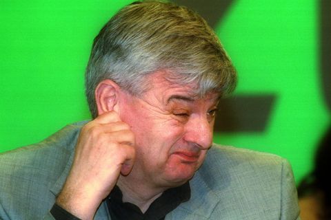 Joschka Fischer, Grüne: Im Jahr 2001 bekannte sich der damalige Außenminister im Frankfurter OPEC-Prozess zu seiner linksradikalen Vergangenheit in den frühen 70er Jahren. Er gab Gewalttaten gegen Polizisten zu. Als junge Männer seien er und seine Mitstreiter auch von Gewalt fasziniert gewesen, sagte Fischer in der Verhandlung. Erst in einem langsamen Prozess habe er die verfassungsmäßige Ordnung der Bundesrepublik akzeptiert. Fischer hatte im Prozess um den Terroranschlag auf die OPEC-Konferenz in Wien 1975 als Zeuge ausgesagt. Er war als junger Mann Mitglied der militanten Gruppe "Revolutionärer Kampf". Erst nach massiver Kritik der Opposition und Polizei-Vertretern entschuldigte er sich 2001 für seine lange zurückliegenden Gewalttaten. Aus der Opposition wurden Rücktrittsforderungen laut. Fischer zog sich nach der Bundestagswahl 2005 und einer schwarz-roten Koalition aus der Politik zurück. Das Bild zeigt ihn 2001 auf der Bundesdelegiertenkonferenz von Bündnis 90/Die Grünen in Rostock