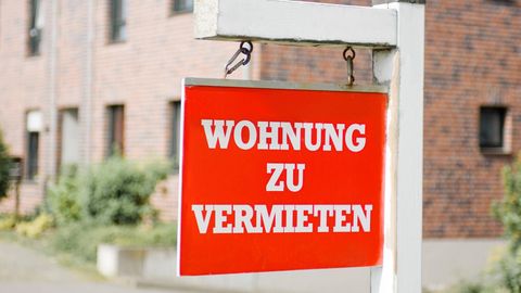 Ein Angebotsschild vor einem Mietshaus