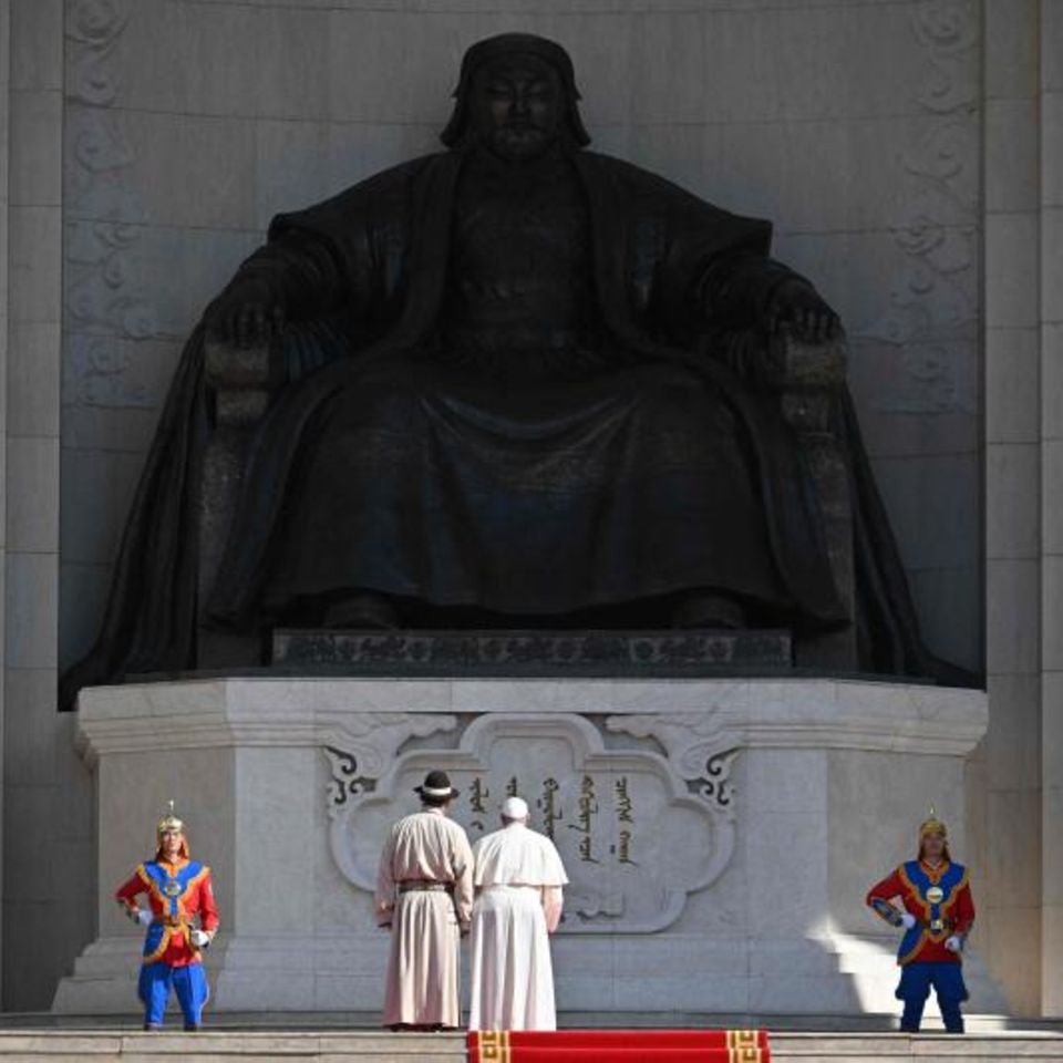 Der mongolische Präsident Uchnaagiin Chürelsüch (Mitte L) und Papst Franziskus (Mitte R) besuchen die Statue von Dschingis Khan