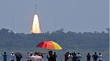 Menschen beobachten den Start der PSLV XL-Rakete mit der Raumsonde Aditya-L1 vom Weltraumbahnhof Satish Dhawan