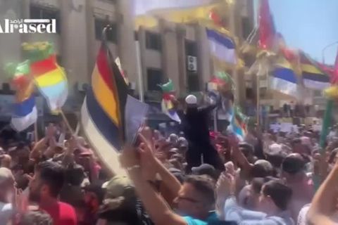 Video: Demonstranten im Süden Syriens fordern Assads Rücktritt