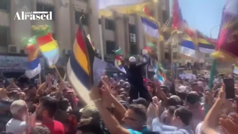 Video: Demonstranten im Süden Syriens fordern Assads Rücktritt Video: Demonstranten im Süden Syriens fordern Assads Rücktritt