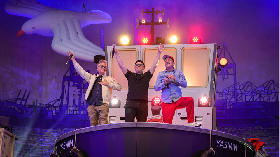 Fettes Brot stehen auf der Bühne.