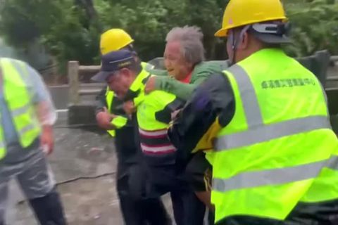 Video: Taifun zwingt Taiwan zur Evakuierung Tausender Menschen
