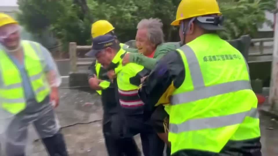 Video: Taifun zwingt Taiwan zur Evakuierung Tausender Menschen Video: Taifun zwingt Taiwan zur Evakuierung Tausender Menschen