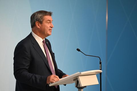 Markus Söder bei der kurzfristig einberufenen Pressekonferenz am Sonntagvormittag