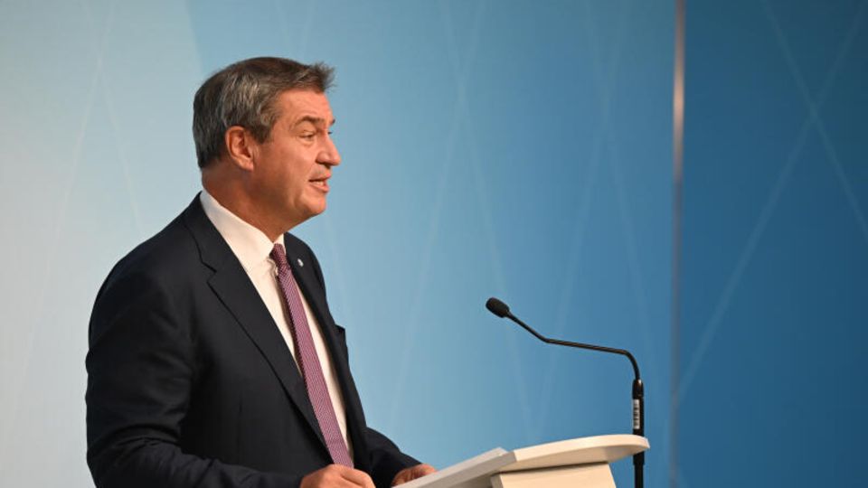 Markus Söder bei der kurzfristig einberufenen Pressekonferenz am Sonntagvormittag