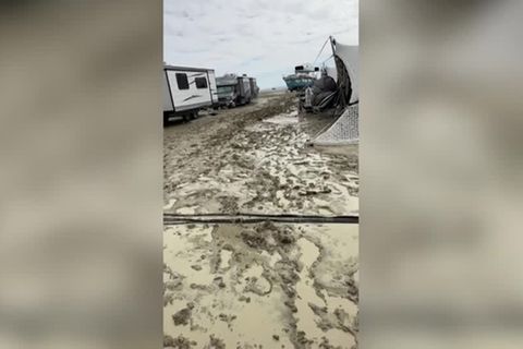 Regen in der Wüste: Zufahrten gesperrt, Besucher stecken fest: "Burning Man" versinkt im Schlamm