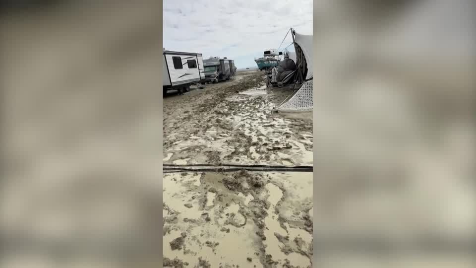 Regen in der Wüste: Zufahrten gesperrt, Besucher stecken fest: "Burning Man" versinkt im Schlamm