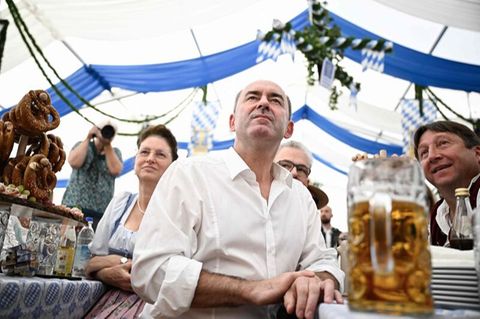 Hubert Aiwanger bei einem Wahlkampfauftritt in einem Bierzelt in Grasbrunn