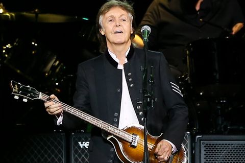 Ex-Beatles-Mitglied Paul McCartney spielt Bassgitarre auf der Bühne