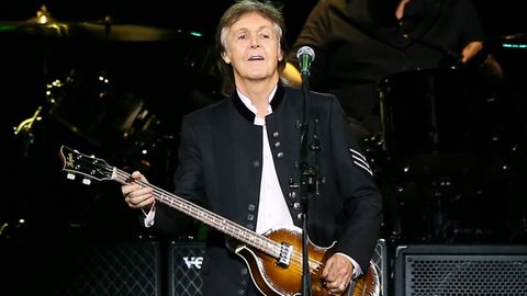 Ex-Beatles-Mitglied Paul McCartney spielt Bassgitarre auf der Bühne