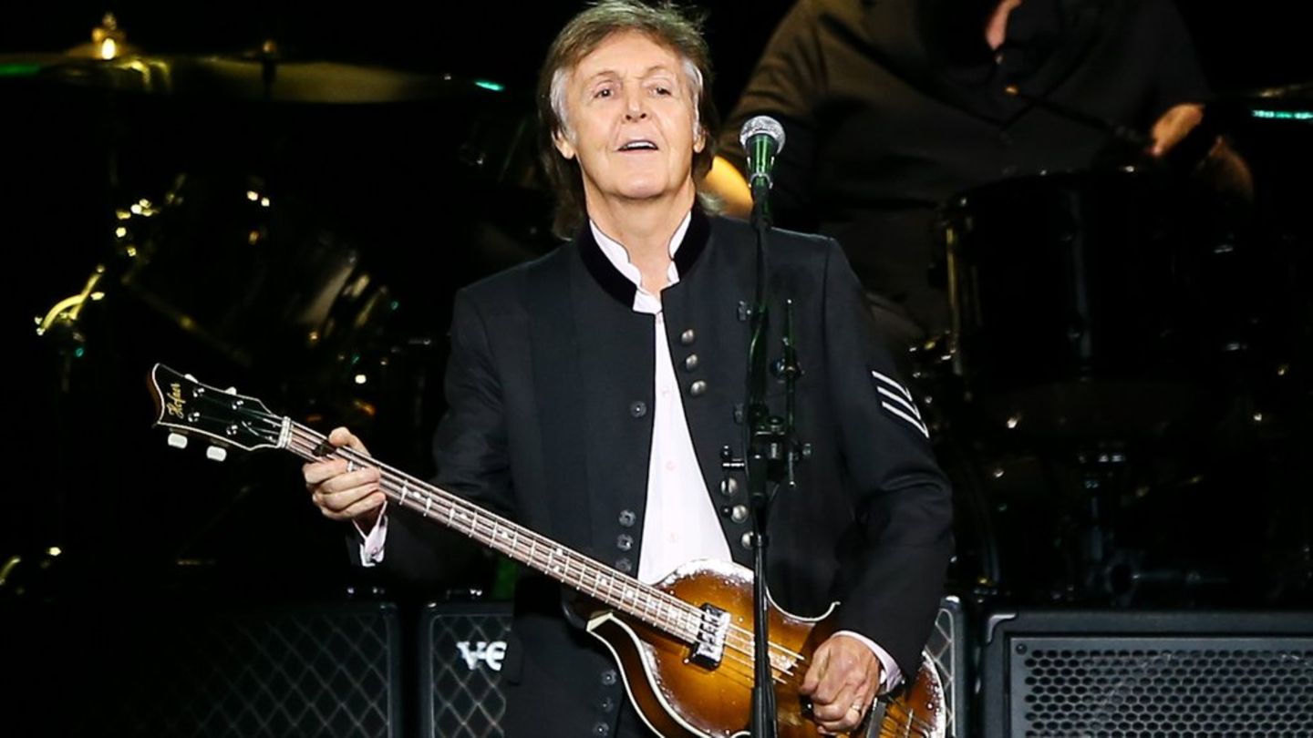 Ex-Beatles-Mitglied Paul McCartney spielt Bassgitarre auf der Bühne