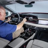 Die Bedienung des 14,5 Zoll großen Zentraldisplays erfolgt mittels Fingerkontakt