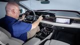 Die Bedienung des 14,5 Zoll großen Zentraldisplays erfolgt mittels Fingerkontakt