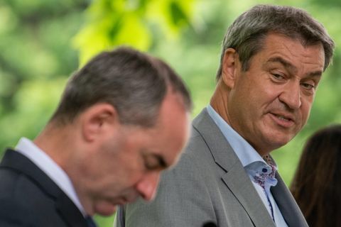 Bayerns Ministerpräsident Markus Söder (r.) will trotz der Flugblattaffäre mit Hubert Aiwanger weiterregieren
