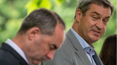 Bayerns Ministerpräsident Markus Söder (r.) will trotz der Flugblattaffäre mit Hubert Aiwanger weiterregieren