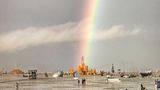 Black Rock City, USA. Ist das ein Versprechen Gottes, dass das Schlimmste nun überstanden ist? Ein Regenbogen scheint direkt den Burning Man auf der "Playa", der riesigen Freifläche des Burning-Man-Festivals zu beleuchten. Heftige Regenfälle hatten das Kult-Fest in der Wüste Nevadas ins Chaos gestürzt. Wegen der Zustände wurden die Zugangstore zu der Veranstaltung geschlossen, 70.000 Menschen saßen fest.  Der Regenbogen steht für den Bund Gottes mit der Menschheit. Er schickte ihn nach der Sintflut als Zeichen, dass er die Schöpfung niemals wieder durch eine Flut vernichten wird.