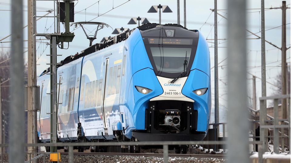 Ein blau-weißer Zug der Go-Ahead-Gruppe fährt zwischen Augsburg und München