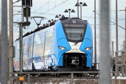 Ein blau-weißer Zug der Go-Ahead-Gruppe fährt zwischen Augsburg und München