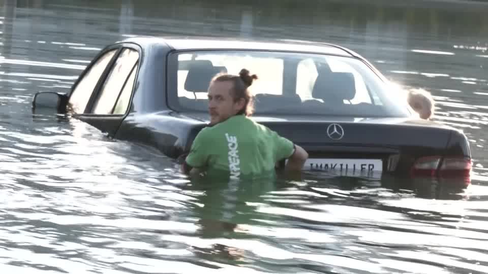 Video: Greenpeace versenkt Autos zu Beginn der IAA
