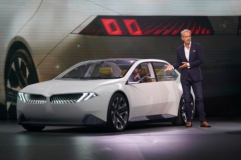 Adrian van Hooydonk, Head of BMW Group Design, präsentiert die "Neue Klasse" von BMW auf einer Bühne