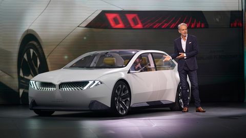Adrian van Hooydonk, Head of BMW Group Design, präsentiert die "Neue Klasse" von BMW auf einer Bühne