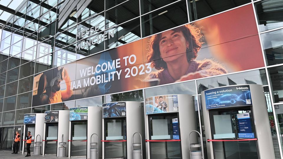 Hinweisschild am Pressetag bei der Auto- und Verkehrsmesse IAA in der Messe München vor dem Haupteingang