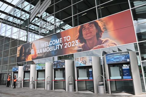 Hinweisschild am Pressetag bei der Auto- und Verkehrsmesse IAA in der Messe München vor dem Haupteingang