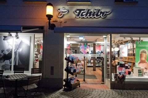 Blick auf eine Filiale von «Tchibo» in der Innenstadt. Der Kaffeehändler wird in Zukunft auf Reisen verzichten. 