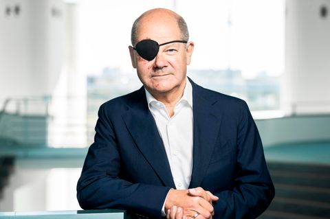 Bundeskanzler Olaf Scholz nach seiner Sportverletzung mit Augenklappe.