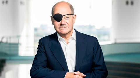Bundeskanzler Olaf Scholz nach seiner Sportverletzung mit Augenklappe.