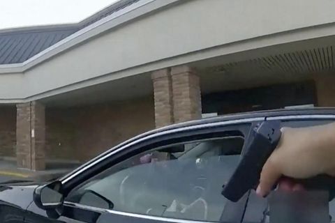 In einem Vorort von Columbus, Ohio, ist am 24. August eine schwangere schwarze Frau von Polizisten in ihrem Auto erschossen worden. Nun wurde das Video aus der Bodycam eines der Polizisten veröffentlicht. Die Familie der getöteten Ta'Kiya Young fordert Aufklärung.
